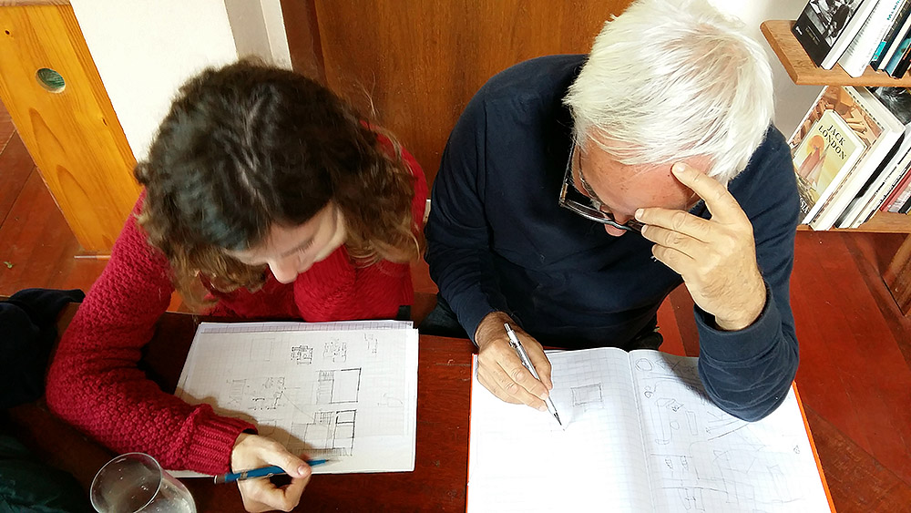 Os arquitetos Dalmo e Regina fazem os primeiros desenhos do que viria a ser a Casinha.  