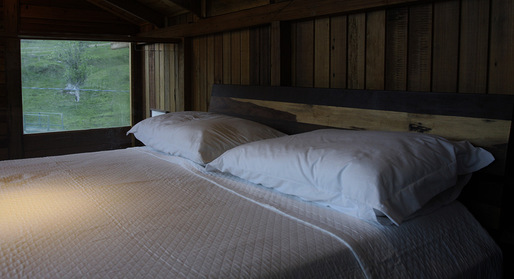 Travesseiros sobre a cama da Casinha