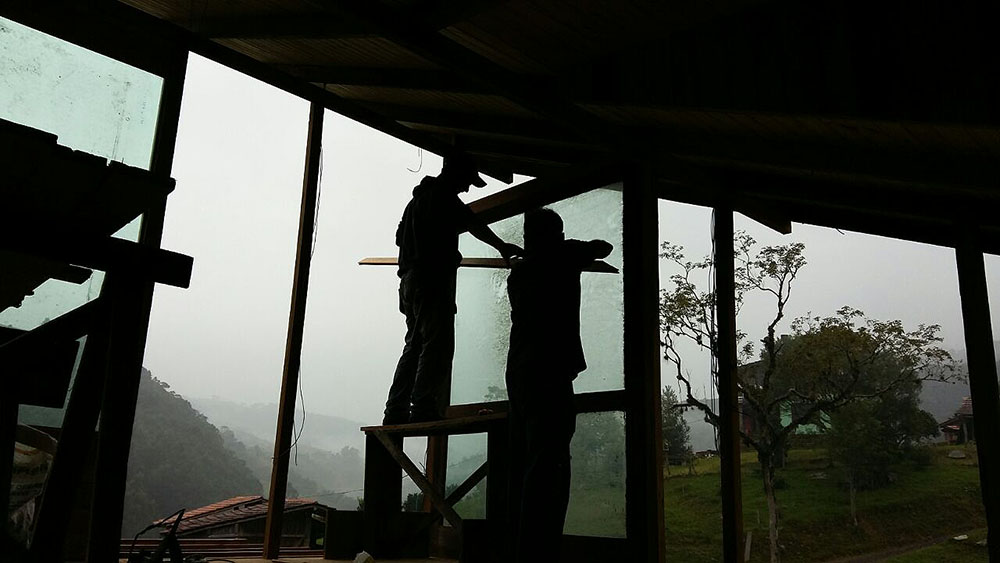 Lázaro e Volnei trabalham na colocação dos vidros da Casinha