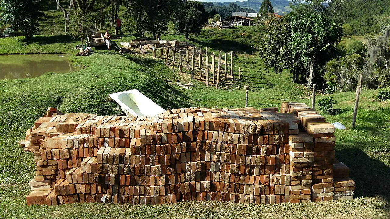 Pilha de tijolos próxima ao local da obra da Casinha