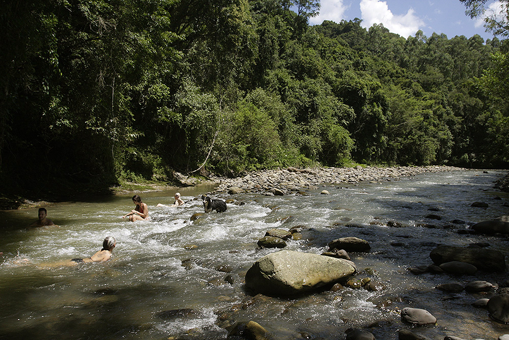 Jovens tomam banhos numa das corredeiras do Rio das Águas Frias