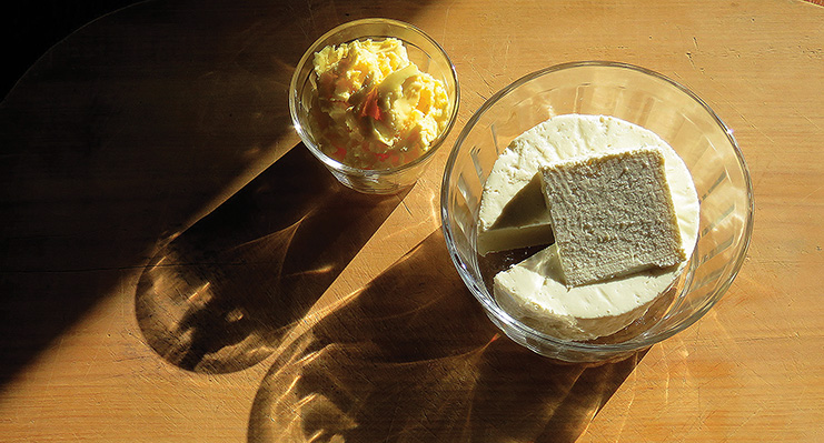 Delicatesse de Pedras Rollantes - queijo minas e manteiga em pode de vidro fotografados de cima